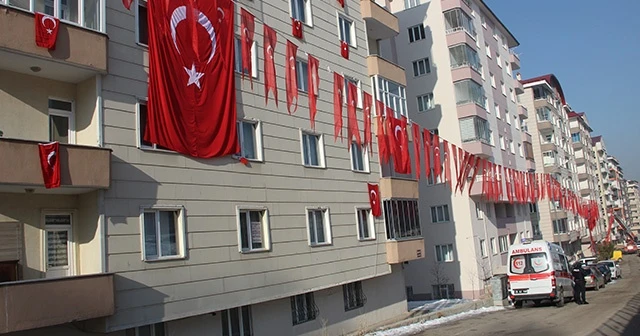 Şehidin evi Türk bayraklarıyla donatıldı