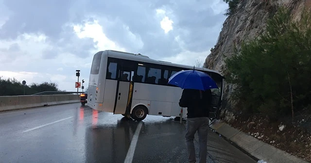 Servis otobüsü kaza yaptı