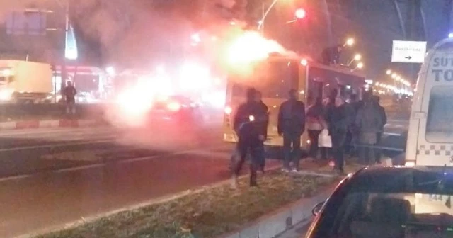 Seyir halindeki otobüs alev alev yandı