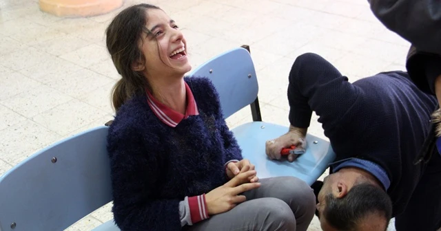 Sıraya sıkışan öğrenci gülme krizine girdi