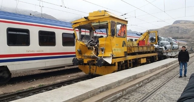 Sivas&#039;ta demir yolunda iş makinesiyle mobil araç çarpıştı: 1 ölü, 7 yaralı