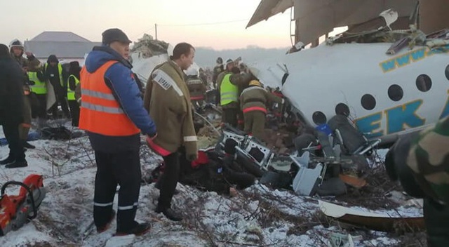 Kazakistan&#039;da yolcu uçağı düştü: 14 ölü, 30 yaralı