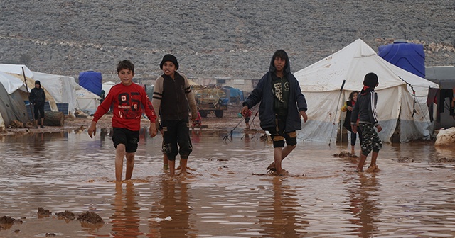 Suriye&#039;de su basan kamplar için yardım çağrısı