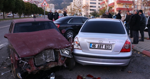 Sürücüsü olmayan araç 3 otomobile çarptı: 2 yaralı
