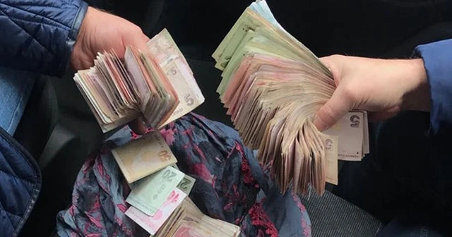 Trabzon zabıtası, dilencinin üzerinden çıkan 4 bin 850 lirayı teslim aldı