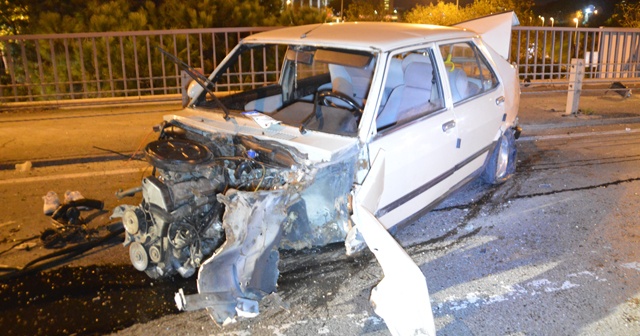 Trafik ışıklarına ve bariyerlere çarpan otomobil hurdaya döndü