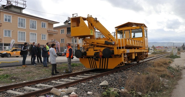 Tren çekicisi raylardan geçen kadına çarptı: 1 ölü