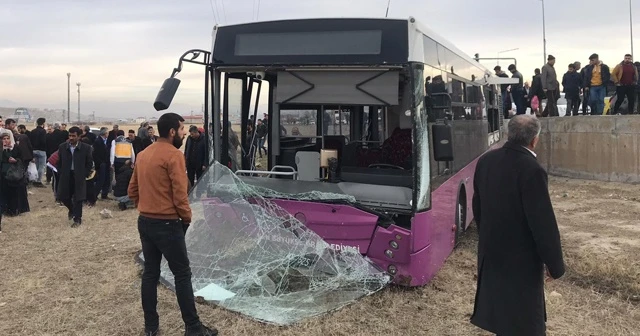 Van'da belediye otobüsü kamyona çarptı:19 yaralı