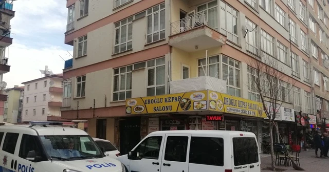 Yaslandığı demir korkuluk kırıldı, 2. kattan yere çakıldı