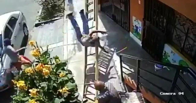 Yaşlı adam yoluna çıkan merdiveni sallayıp boyacıyı düşürdü