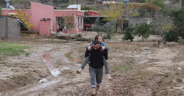 Yol yapılmayınca okula giden çocuklarını sırtlarında taşıyorlar