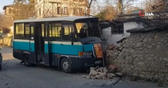 Yolcu minibüsü duvara çarptı: 2 yaralı
