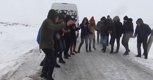 Yolda mahsur kaldılar, halay çekerek kurtarılmayı beklediler