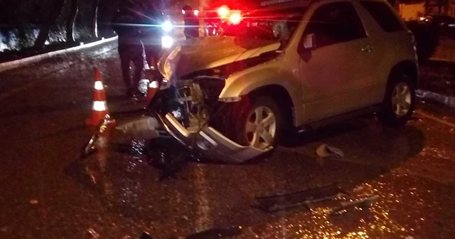 Yoldan çıkan cip ağaca çarptı