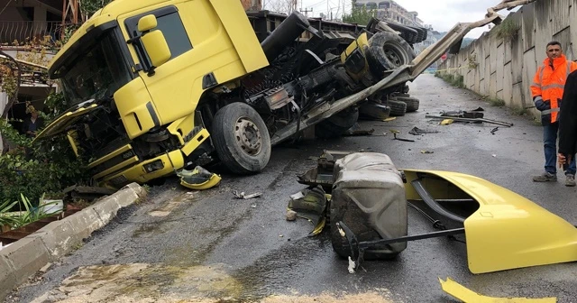 Yoldan çıkan tır evin bahçesine uçtu
