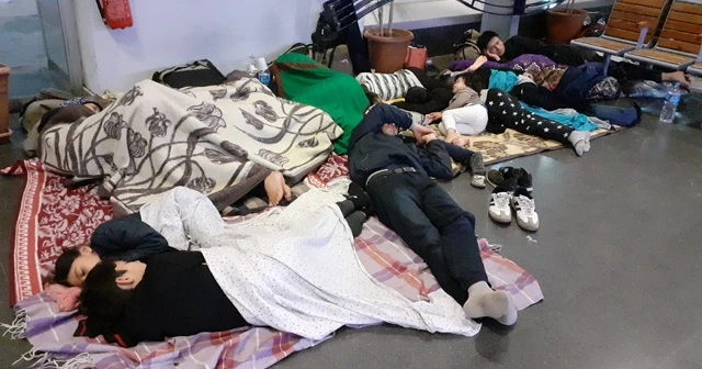 Yüzlerce insan yağmur sırasında terminale sığındı