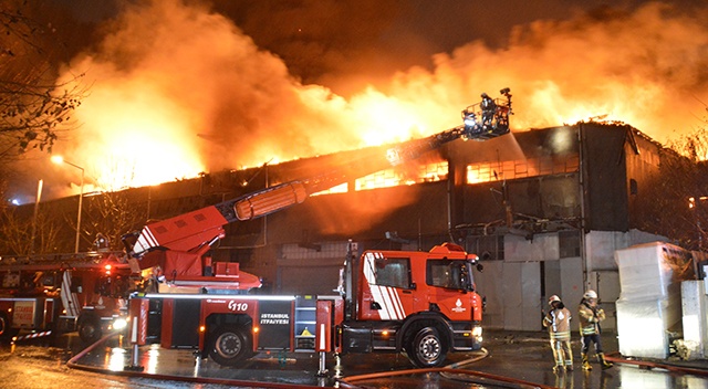 Zeytinburnu&#039;nda iplik fabrikasında yangın çıktı