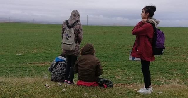 &#039;İşim var&#039; dedi, öğrencileri yağmurlu havada bırakıp gitti