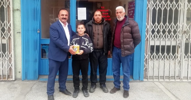 11 yaşındaki Mustafa, kumbarasını depremzedelere gönderdi