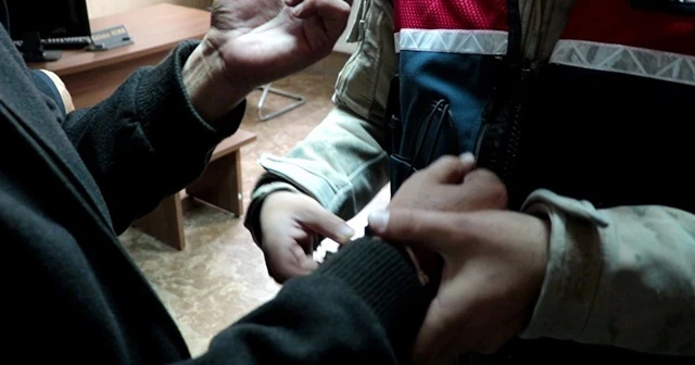 22 yıl kaçtı, saklandığı çukurda kıskıvrak yakalandı