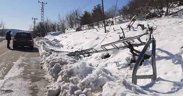 250 direk devrildi ilçe elektriksiz kaldı