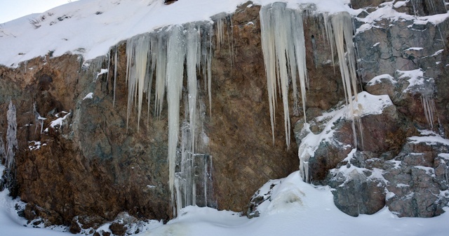 5 metre uzunluğundaki buz sarkıtları şaşırtıyor