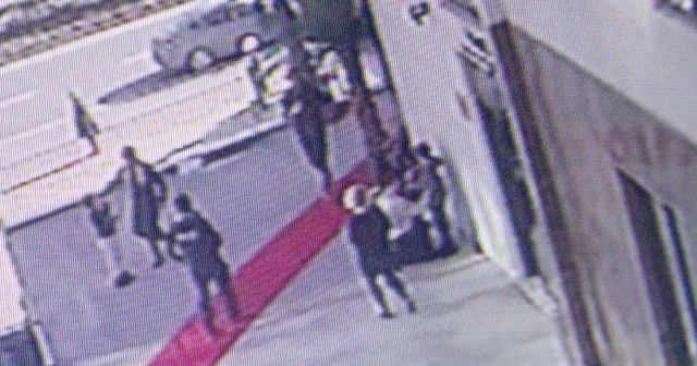 9 yaşındaki çocuk 2. kattan beton zemine düşerek ağır yaralandı