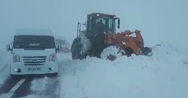 Adıyaman’da çığ düştü, araçlar mahsur kaldı