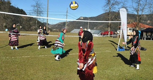 Ağasar kıyafetli kadınlar tarladan çıkıp voleybol oynadı