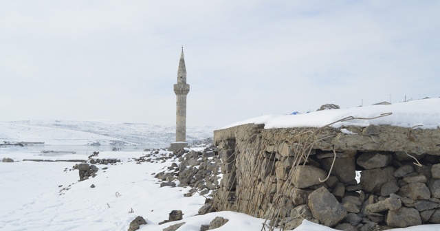 Ağrı&#039;da sular altında kalan köy gün yüzüne çıktı