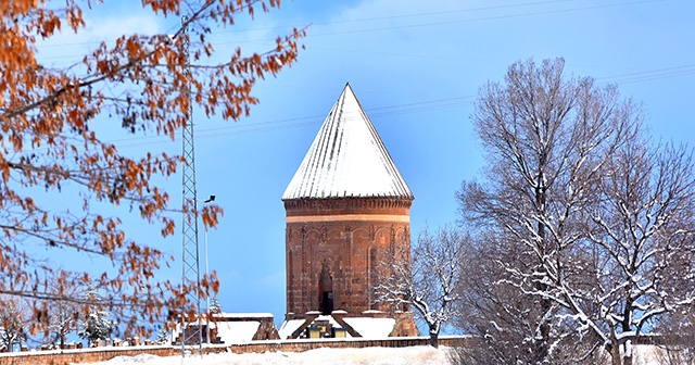 Ahlat Kümbetleri beyaz gelinliğini giydi