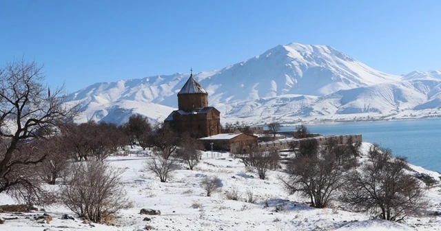 Akdamar Adası, beyaz gelinliğini giydi