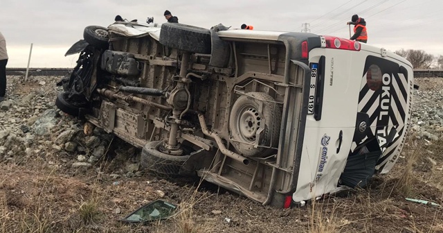 Aksaray&#039;da işçileri taşıyan servis aracı ile otomobil çarpıştı