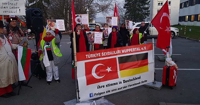 Almanya&#039;da 4 günlük bebeği ailesinden alan Gençlik Dairesi protesto edildi