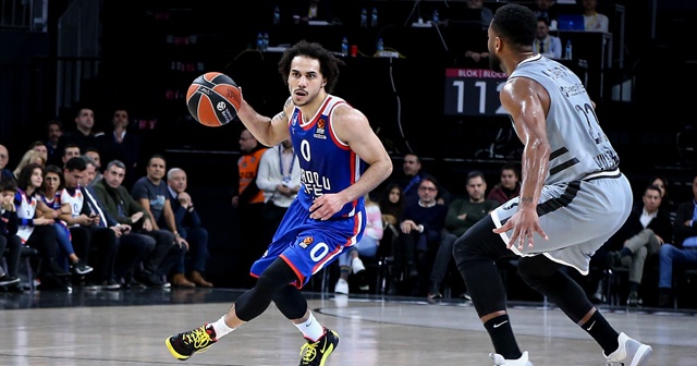 Anadolu Efes farklı kazandı