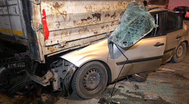Ankara&#039;da feci kaza, otomobil tırın altına girdi