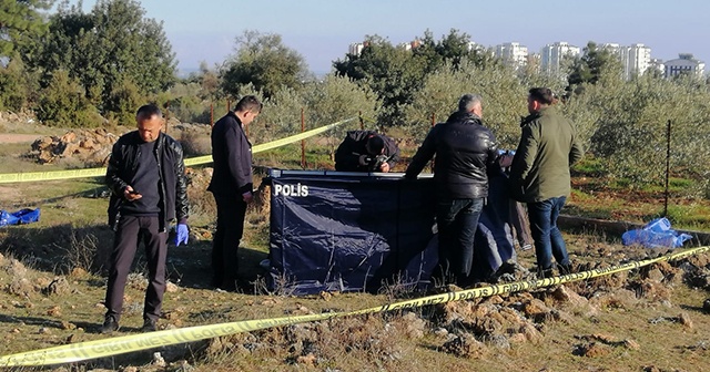 Antalya’da boş arazide erkek cesedi bulundu