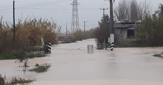 Antalya&#039;da etkili yağış su baskınlarına neden oldu