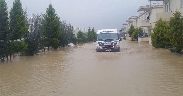Antalya&#039;da sağanak nedeniyle evlerinde mahsur kalan 40 kişi kurtarıldı