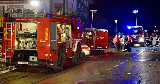 Araç kalabalığa daldı: 6 ölü, 11 yaralı