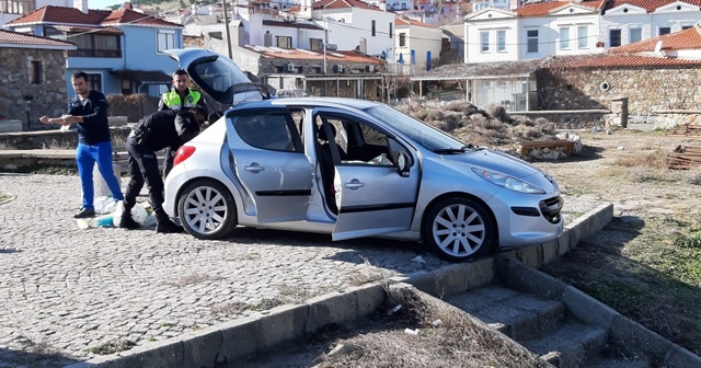 Aracını denize sürdü, camı kıran polis son anda kurtardı