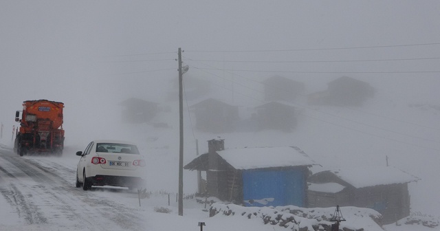 Ardahan&#039;da ulaşıma kar, tipi ve sis engeli