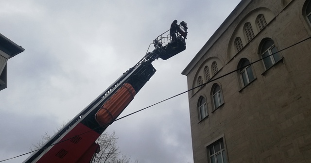 Avcılar’da depremde minaresi yıkılan camiyi fırtına vurdu