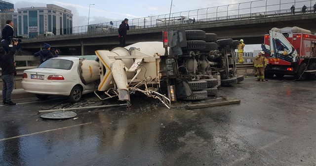 Bağcılar&#039;da beton mikseri devrildi