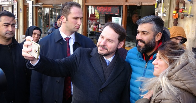 Bakan Albayrak özçekim yaptı, gazetecilerle simidini bölüştü