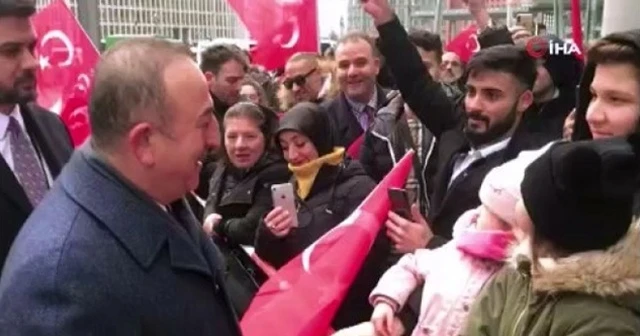 Bakan Çavuşoğlu, Berlin'de vatandaşlarla sohbet etti