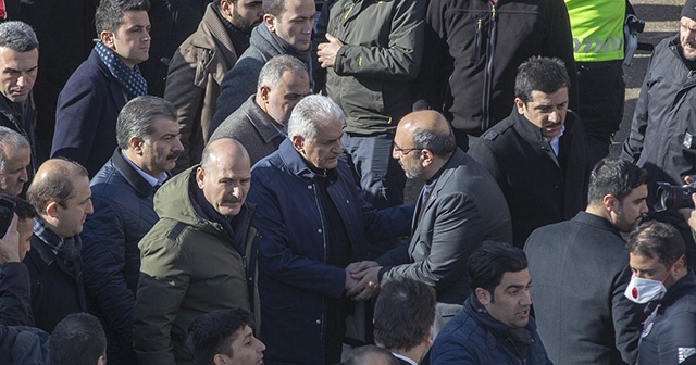 Bakanlar Soylu ve Koca ile Binali Yıldırım, deprem bölgesinde incelemelerde bulundu