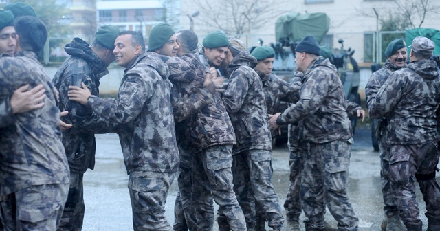 Barış Pınarı Harekatı’ndan dönen Polis Özel Harekat&#039;a mehterli karşılama