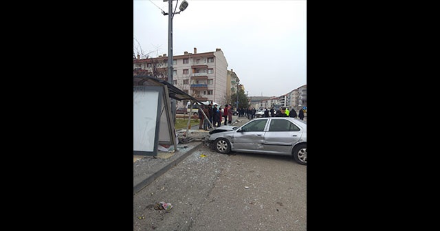 Başkent&#039;te otomobil otobüs durağına çarptı