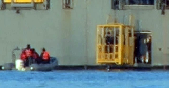 Batan teknede kaybolan 3 kişi çıkartılıyor